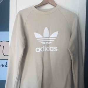  - Beige Adidas tröja, aldrig använd, passar S och M.  Möts upp i Stockholm eller frakt (köpare står för frakt).