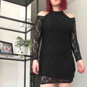  - Superfin klänning, ytterst lite använd. Jag är storlek 38/40 och den är lite tight på mig! Lappen är bortklippt, men skulle säga att den är en S. Har du möjlighet att ses i Stockholm innerstad har du förtur 🌟