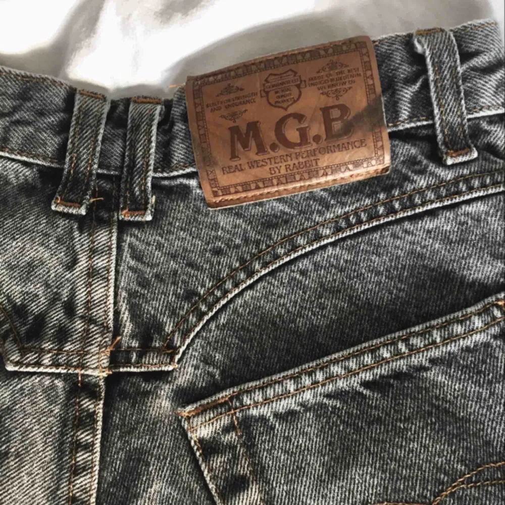 sköna grå mom-jeans med slitna detaljer. Super bra kvalité som passar XS-S.. Jeans & Byxor.