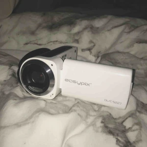  - Kamera easypix DVC5227 FLASH WHITE super bra filmkamera som har handhållare för ett säkert grepp. Endast testad och är som ny! Nypris: 850 kr mitt pris: 450 kr