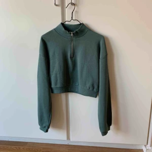  - Kort tjocktröja från NLY TREND. Storlek M, aldrig använd. 