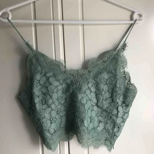  - Kort blå-grön spetstopp med jättefina detaljer! Passar även storlek S/36.  Köparen står för frakt ;)