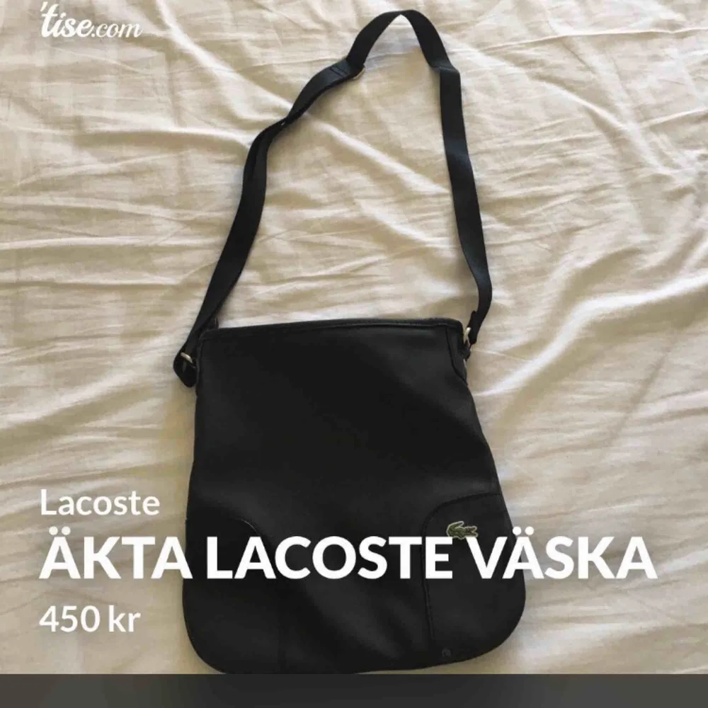 Åkta Lacoste väska svart skinn . Väskor.