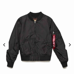  - En jätte fin basic alpha jacka. Använd ett fåtal gånger. 