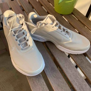  - Säljer mina oanvända äkta Nike air skor i superfin beige färg. Fick dom i present då de inhandlades i London kan jag inte byta dom då skorna är aningen för små för mig. 