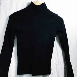  - Svart polo från Brandy Melville