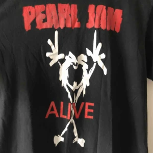  - Vintage Pearl Jam Alive. Hämtas i Uppsala eller skickas mot fraktkostnad. 39 SEK 