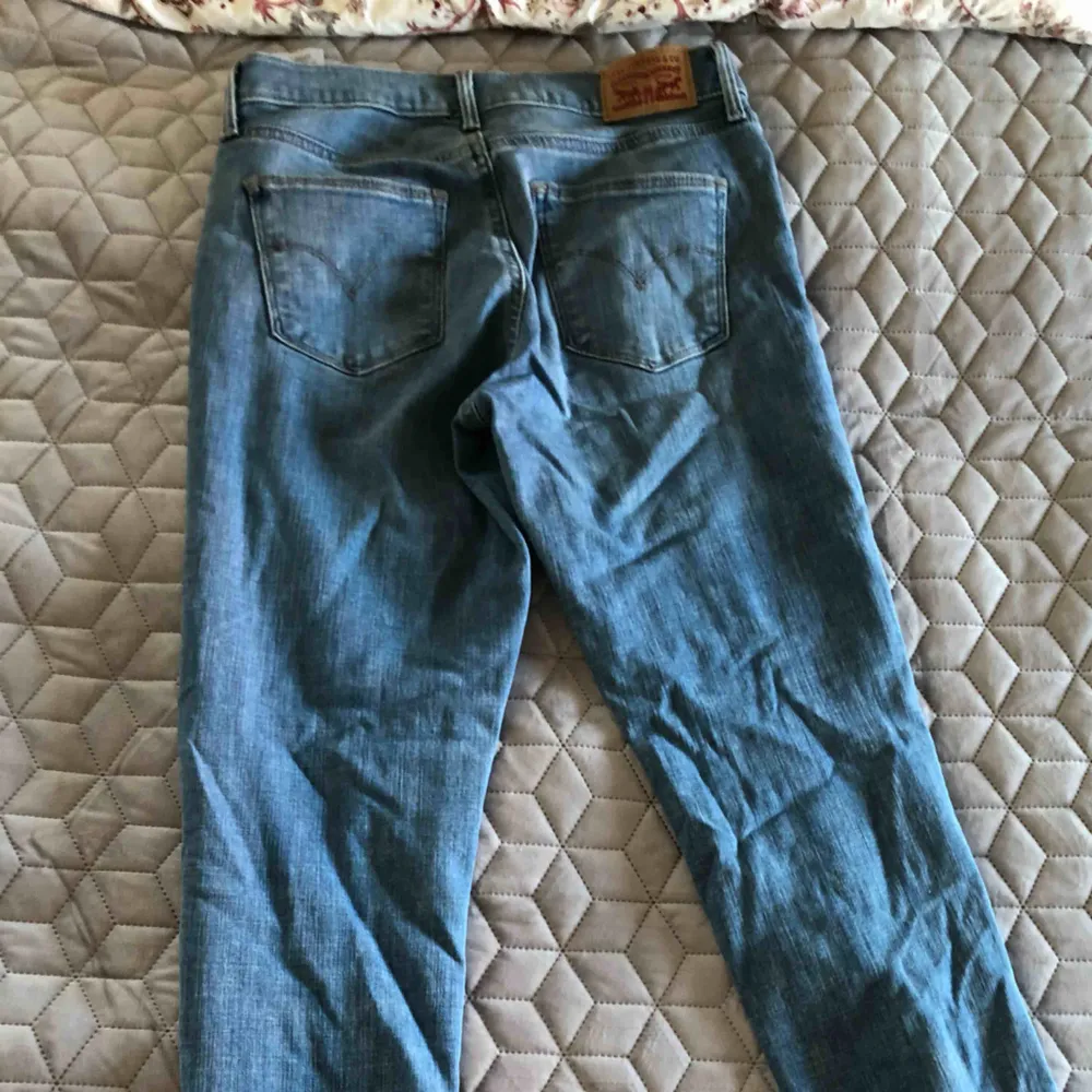 Slim fit jeans från Levis med hög midja i light denim stretchigt material. Perfekt med ett par sneaker i vår! Knappt använda Frakt 55kr. Jeans & Byxor.