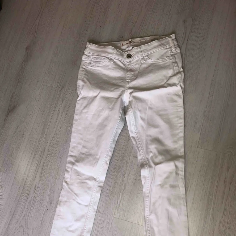 Ett par vita holister jeans i bra skick och använda typ 2 gånger + frakt. Jeans & Byxor.
