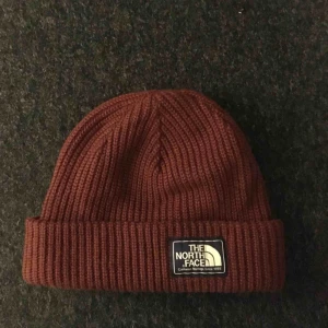  -  Oanvänd äkta the north face mössa.  Frakt inräknad i priset:)