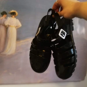  - Svarta plastsandaler från okänt märke 150kr INKL frakt. Oanvända, enbart testade inomhus! Skorna är som en vanlig storlek 40. Skriv vid frågor! 