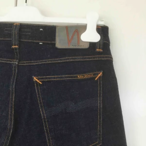  - Nudie jeans i modell ”tight terry” rak & slimmad. Unisex. Aldrig använda pga fel strl. 
