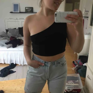  - Super snygg topp som är inköpt på weekday för något år sedan man har aldrig kommit till användning. Frakt tillkommer🌸