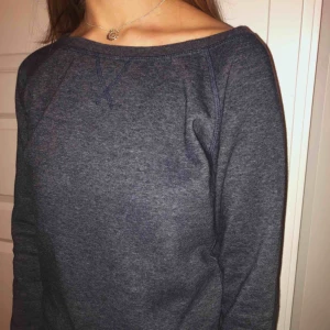  - En sweatshirt i mörkare blå från Terranova i storlek small som in princip aldrig är använd. Vore kul att den kom till användning!✨