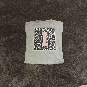  - En grå t-shirt med tryck! Köparen betalar frakten :) betalas med swish