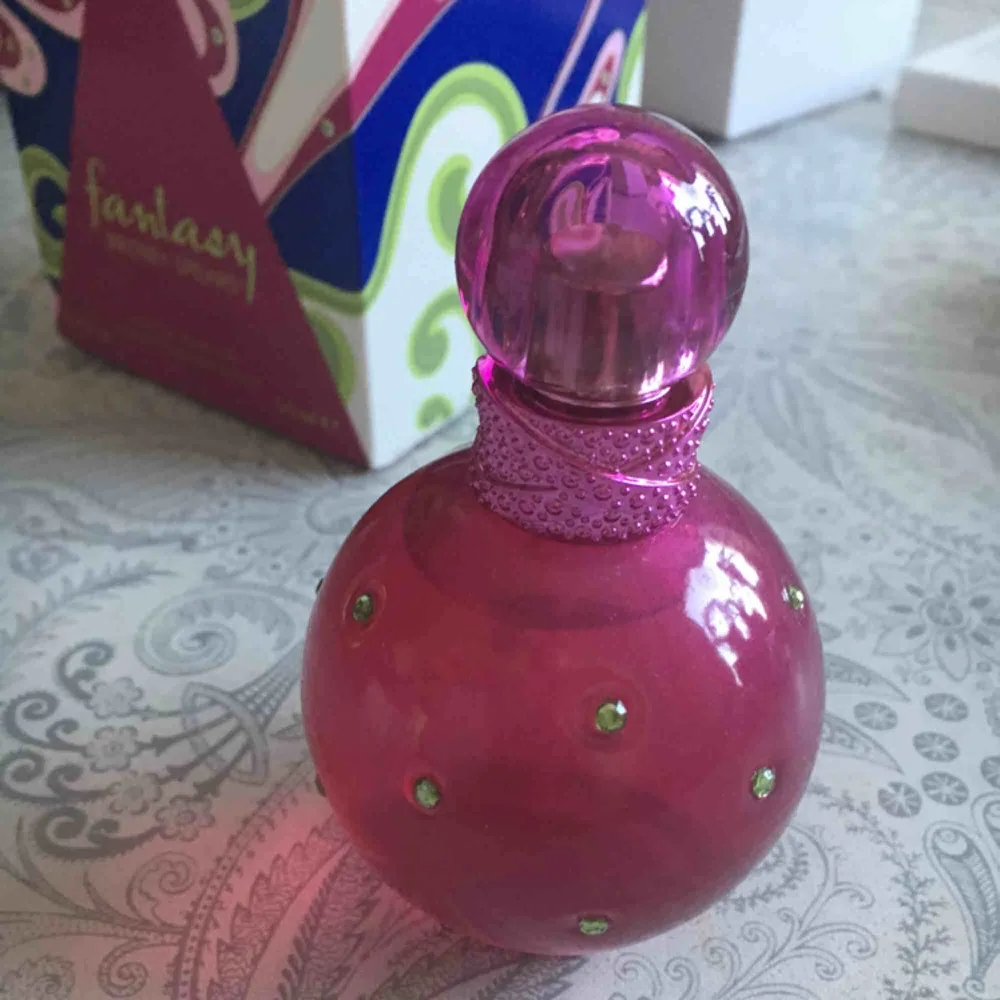 En helt ny parfym från Britney Spears. Säljer pga av att jag har råkat få två st i present. Blommig/fruktig doft. . Övrigt.