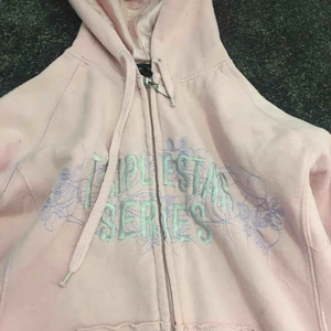  - En rosa hoodie med tryck! öparen betalar frakten :) betalas med swish