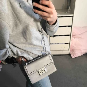  - En liten väska som funkar att både ha crossbody eller hänga på ena axeln! Man får plats med tex nycklar, solglasögon, plånbok!   Köparen står för frakten, endast swish <3