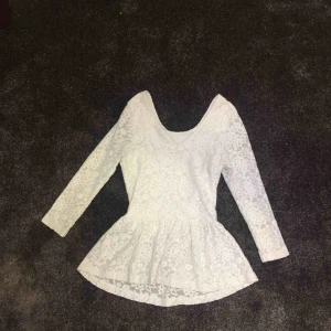  - En vit spets tröja! Köparen betalar frakten :) betalas med swish