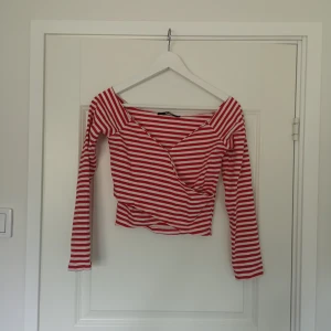  - Jättefin omlott-tröja som går ut över axlarna. I vitt och rött 🌺🐆
