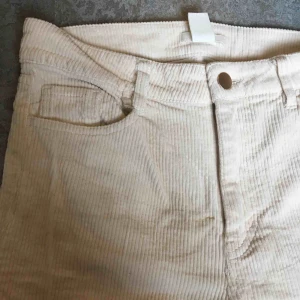  - Jättefina ljusbeiga manchesterbyxor köpta i New York! Använda endast ett fåtal ggr.