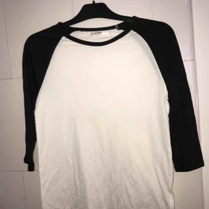 Vit/svart långärmad tröja. - Skön och snygg långärmad tröja. 65 kr med inkluderad frakt.
