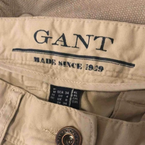  - Fina chinos ifrån GANT. Storlek S, skulle passa M också. Tyvärr för långa för mig som är 162.  Finns i Uppsala.  