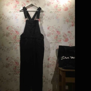  - Skönaste hängselbyxorna på planeten, fungerar till allt, ser bra ut tillsammans med allt. Dom är älskade, men har tyvärr blivit alldeles för stora för mig. 