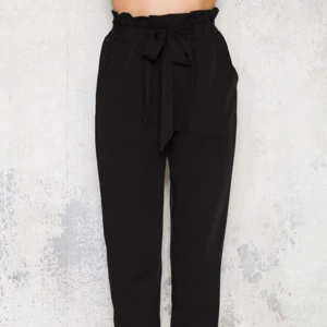  - Snygga byxor från DM-RETRO som endast är använda 3 gånger, mycket bra skick. Är storlek L men väldigt små i storleken så skulle mer säga att det är M då det är min vanliga storlek och dessa sitter bra på mig.  Ni står för frakten!