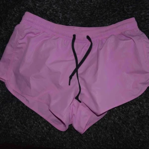  - Säljer dessa tränings shorts som är bekväma att röra sig i. Kunden står för frakten som ligger på 30kr, skriv om fler frågor🥰