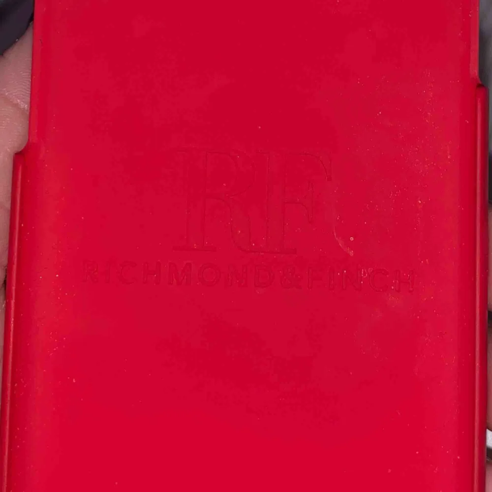 LIPSTICK RED SATIN iPhone skal Lite slitet på själva märket men man lägger inte märke till det annars är allt super bra skick Nypris:199 Köparen står för frakten  Kan även mötas upp i gävle/stan. Accessoarer.