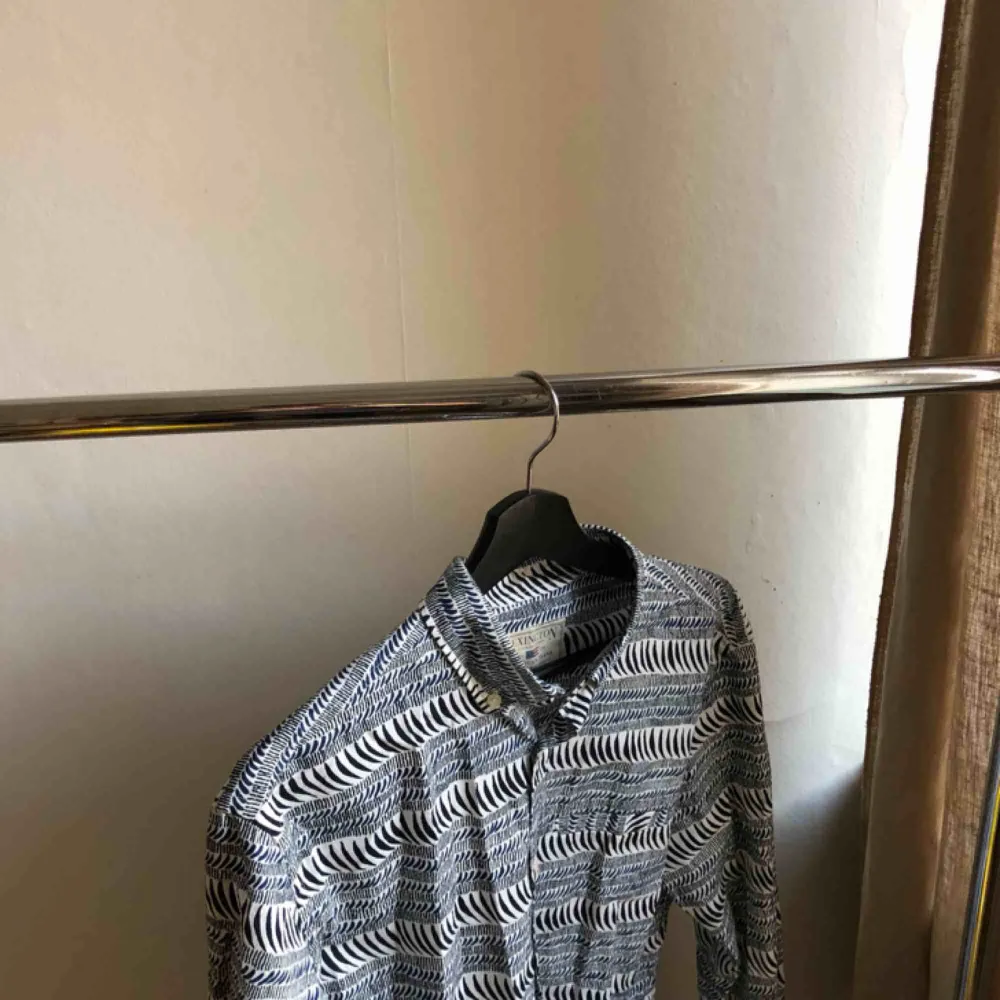 En skjorta från lexington i perfekt skick! Originalpriset: 1100kr Köparen står för eventuell frakt men annars kan jag mötas upp i Stockholm. Skjortor.