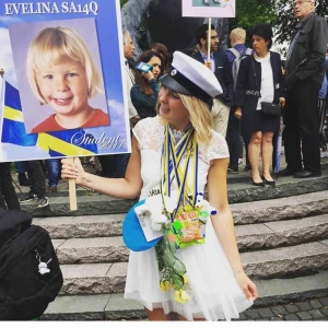  - En SÅ fin klänning från Vila! Perfekt till studenten. Broderad topp, tyllkjol och knappar i ryggen. Bara använd en gång. 