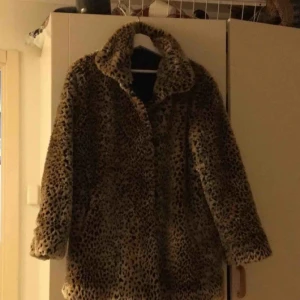  - Skitsnygg faux fur. Köpt på second hand för 450, ej använt. (40-42-ish) Är oversize på mig som är en M. Går till låren ungefär. Hoppas den ska få komma till användning 🤗 Mötes i Kalmar/Nkpg, köparen står annars för frakt. 