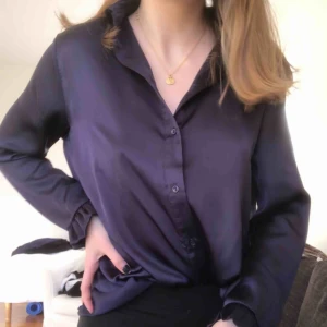  - Snyggaste blusen/skjortan från nakd!! I satin med jättefina ärmar❤️ köparen står för frakt✨✨ skriv för fler bilder🥰🥰