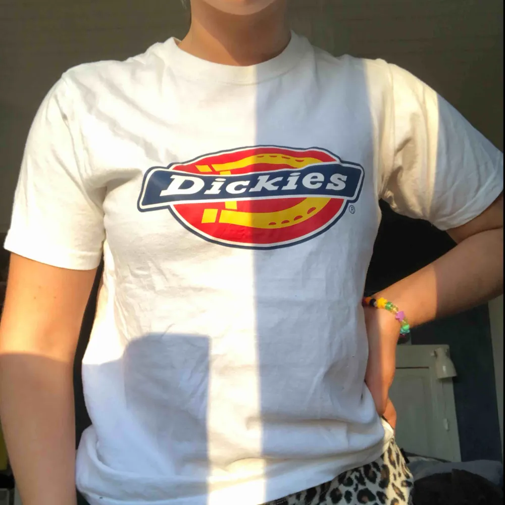 En vit Dickies t-shirt i fint skick. Inte använd många gånger, ordinarie pris 199kr säljes för 80kr😊. T-shirts.