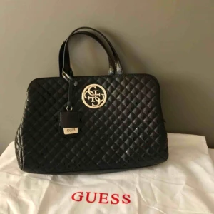  - Väskan köptes i höstas och är använd ca 3 gånger.  Väskan ser ut som ny.  Köpte väskan för 1500 men säljer den för 600