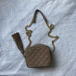  - Beige/Nude axelremsväska från Jusfab✨ Säljer pga garderobsrensning🤗