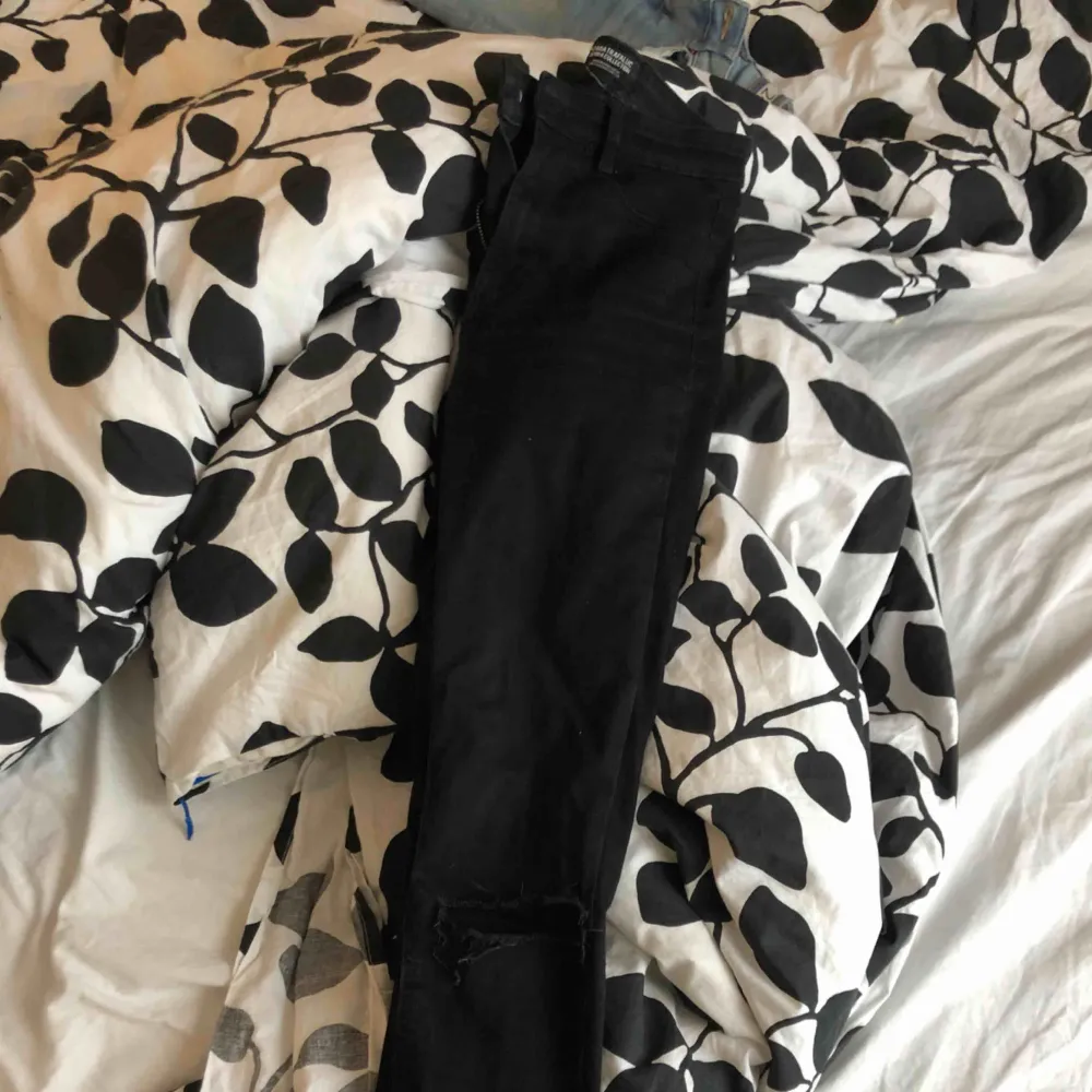 Svarta snygga jeans från Zara, hål på knäna.  Fint skick! . Jeans & Byxor.
