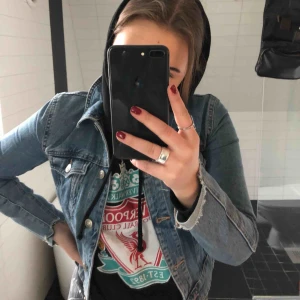  - du får den för 130kr!!!!! SKITSNYGG jeansjacka i kortare modell!! Passar till allt men säljer pga för liten :( Köparen står för frakt men kan också mötas upp i Stockholms innerstad eller Spånga/Järfälla