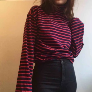  - Oversized turtleneck i färgen röd och väldigt mörkt blå. Använd  endast två gånger och i mycket fint skick! Storleken är ”onesize”, byst: 102cm, längd: 69cm, ärm: 71cm  Frakt står köparen för