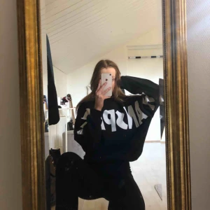  - Sjukt mysig sweatshirt från bikbok med texten ”transparent” över bröstet och armarna. Endast använd en gång och alltså i nyskick, nypriset var 399kr. Eventuell frakt tillkommer💓