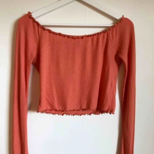  - Orange offshoulder tröja. 