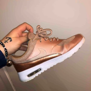  - Nike Rosé strl.39. Supersnygga men har tyvärr ingen användning för dom. Använda 1-2 gånger bara. Nypris 1200kr. Köparen står för frakten