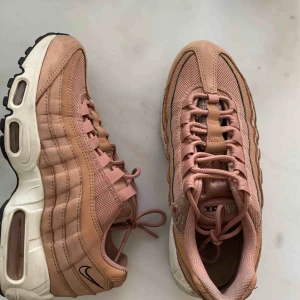  - Nike air Max 95. Lite slitna på sidan. 