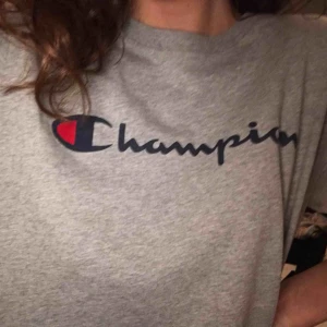  - Croppad T-shirt från champion. Köpare står för frakt