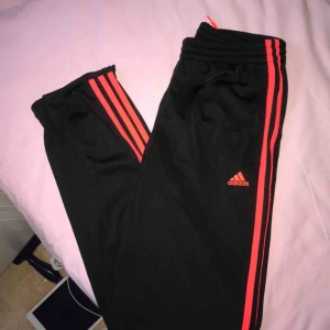  - Ett par svarta Adidasbyxor med oranga sträck, knappt använda 🥰