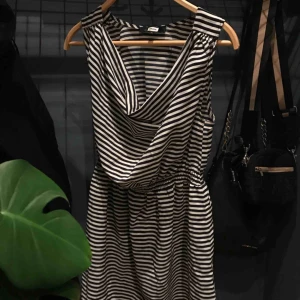  - Randig sommarklänning i marin stil från BikBok med stor krage. Storlek S.