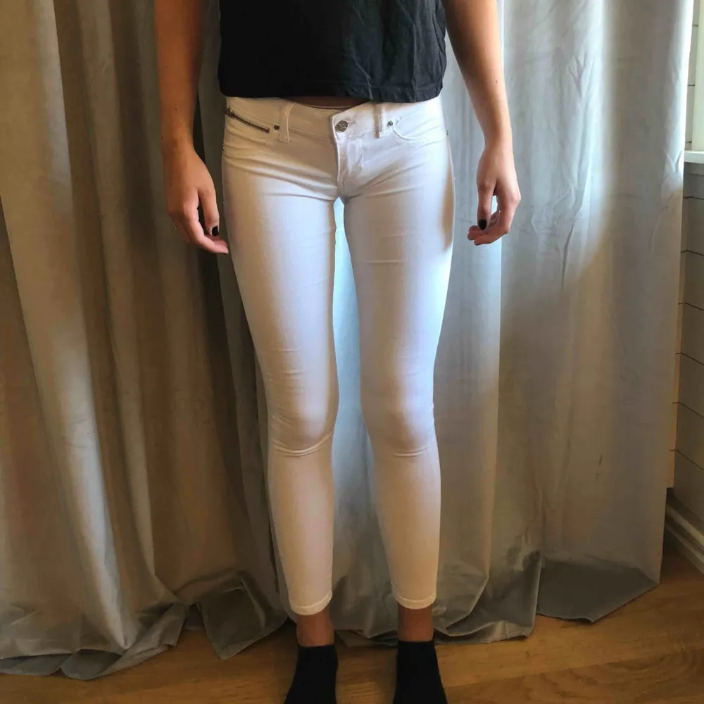 Vita jeans från bikbok. Lågmidjade och ankellängd. Köparen står för frakten!. Jeans & Byxor.
