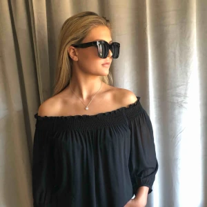  - Svart blus från zara, off shoulder. Köparen står för frakten